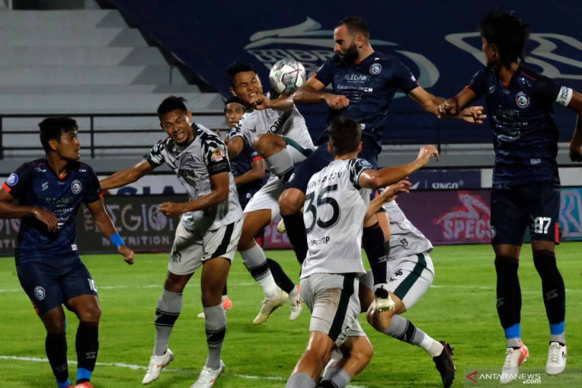 Arema FC versus Persikabo bermain imbang 0-0