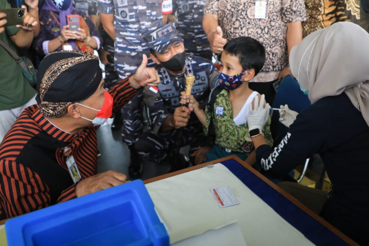 Ganjar-Pangkoarmada cek vaksinasi anak di  KRI Surabaya 591