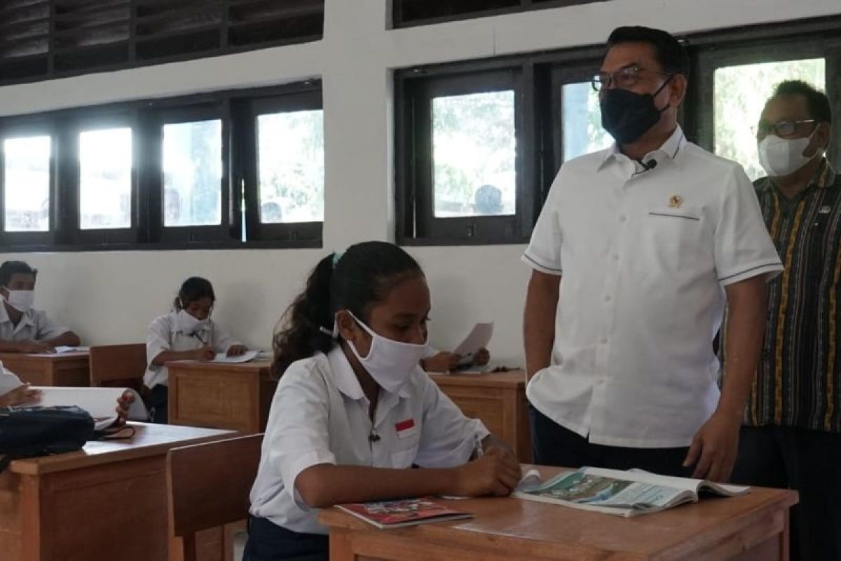 Moeldoko pantau kegiatan pembelajaran tatap muka terbatas di Sumba Timur NTT