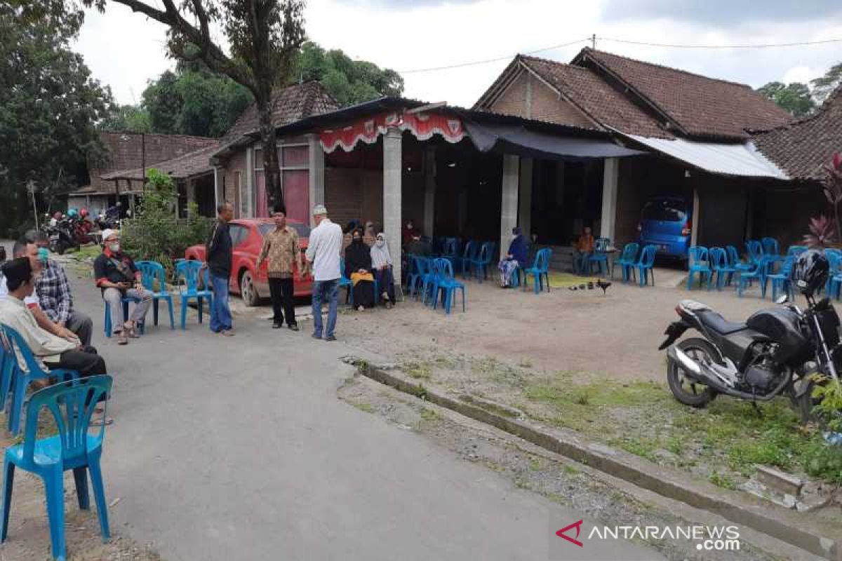 Dua korban tenggelam di Pantai Glagah DIY dimakamkan