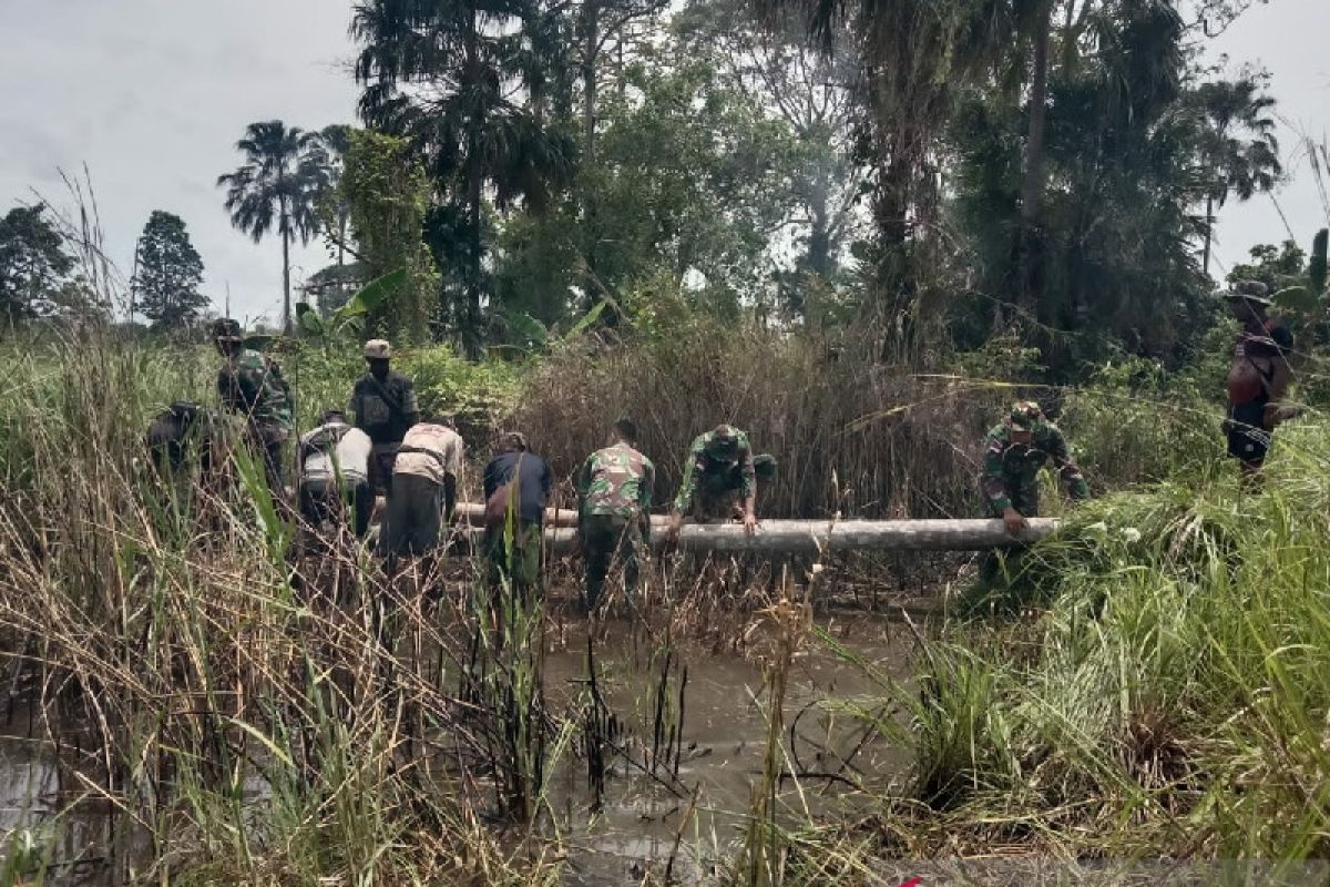 Satgas TNI Yonif 123 bangun jembatan kayu warga Kondo perbatasan RI-PNG