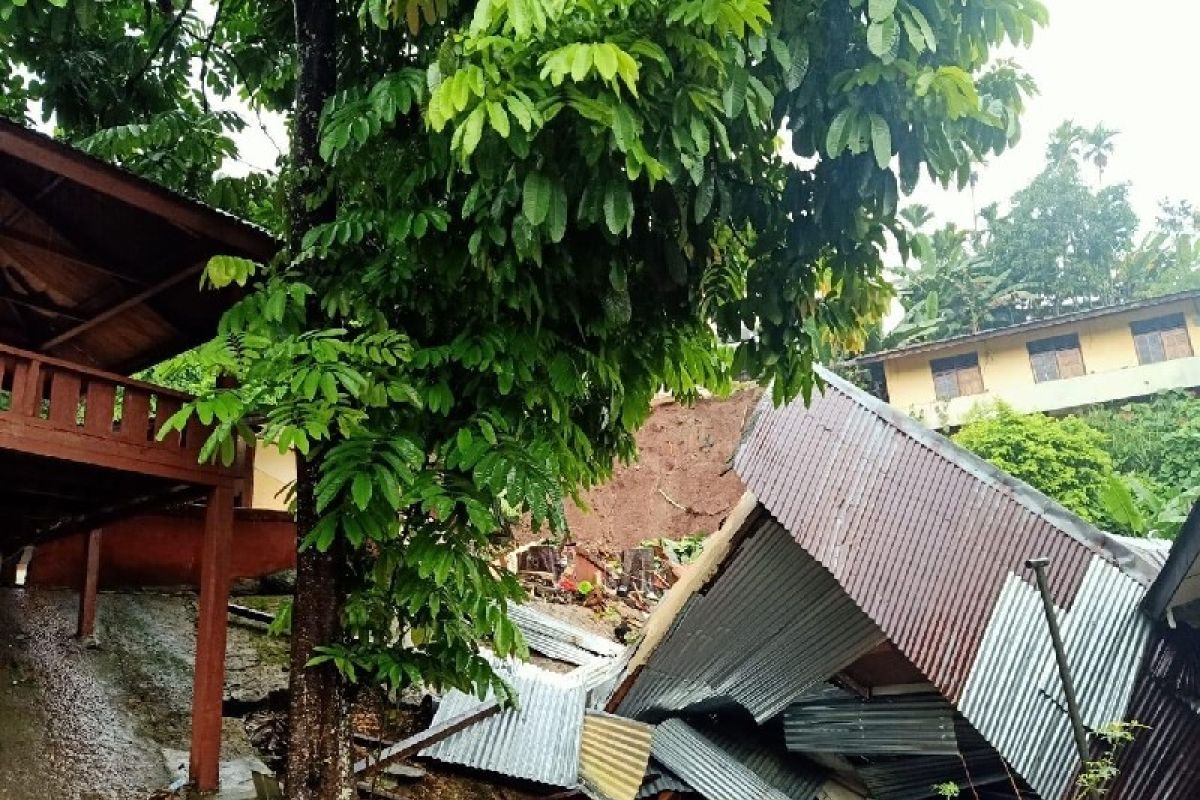 Tanah longsor menyebabkan tujuh orang meninggal di Kota Jayapura
