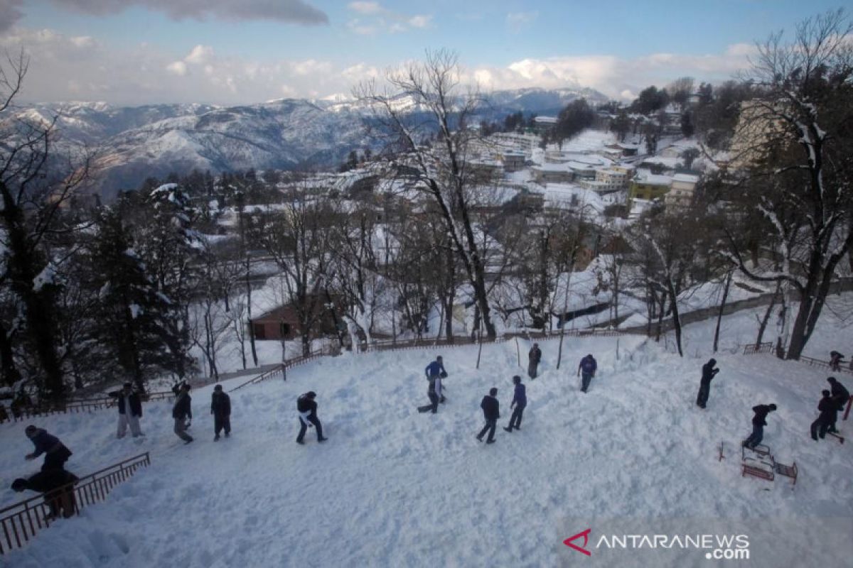 Sedikitnya 16 turis tewas  setelah terjebak salju di bukit Pakistan