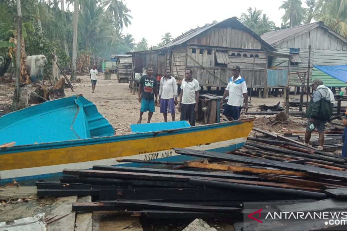 BPBD Mimika salurkan bantuan bahan pokok warga korban banjir rob