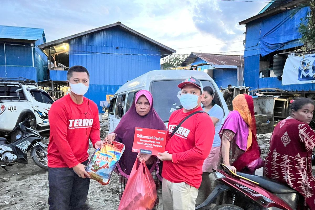 Telkomsel salurkan bantuan korban bencana banjir-longsor Jayapura