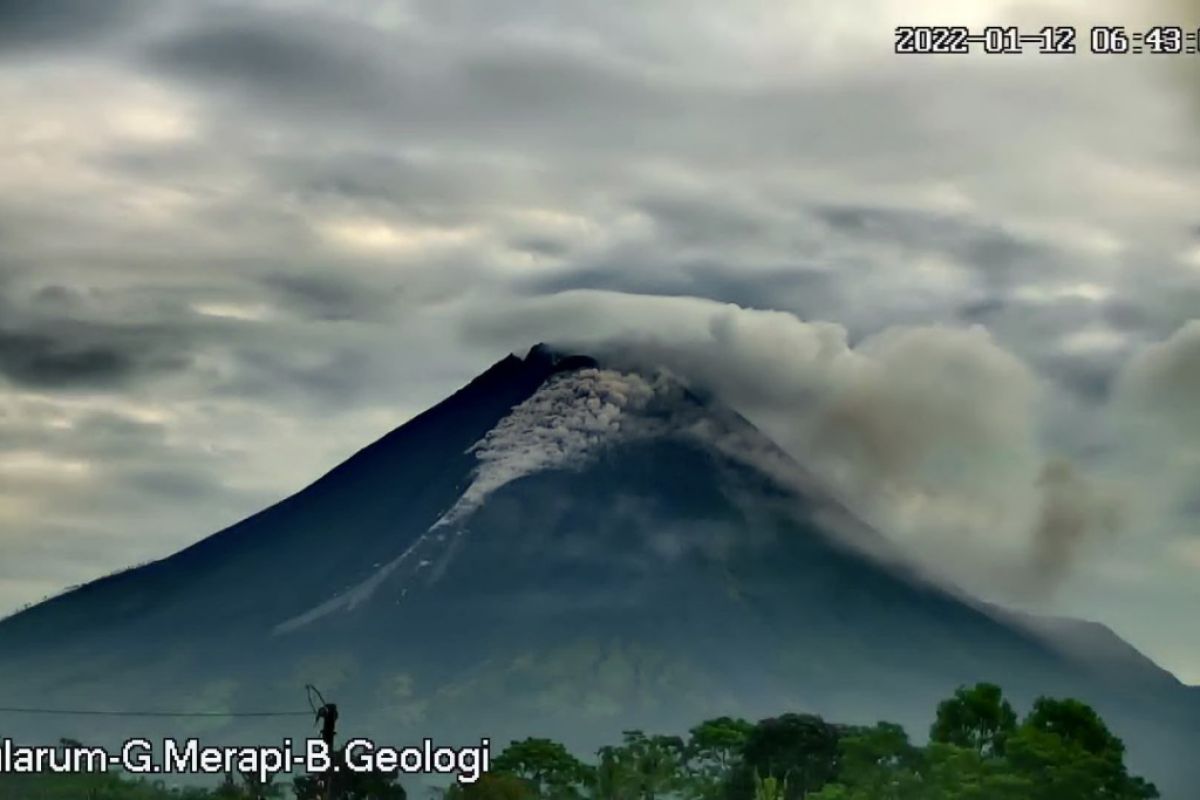 Merapi luncurkan awan panas sejauh 1,5 km pagi ini