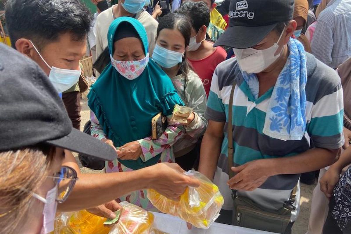 Warga Palembang serbu operasi pasar minyak goreng Rp14.000 per liter