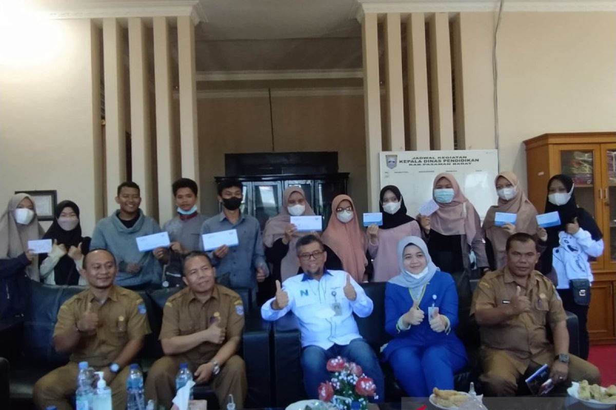 Pemkab Pasbar salurkan beasiswa pendidikan dana CSR Bank Nagari ke mahasiswa