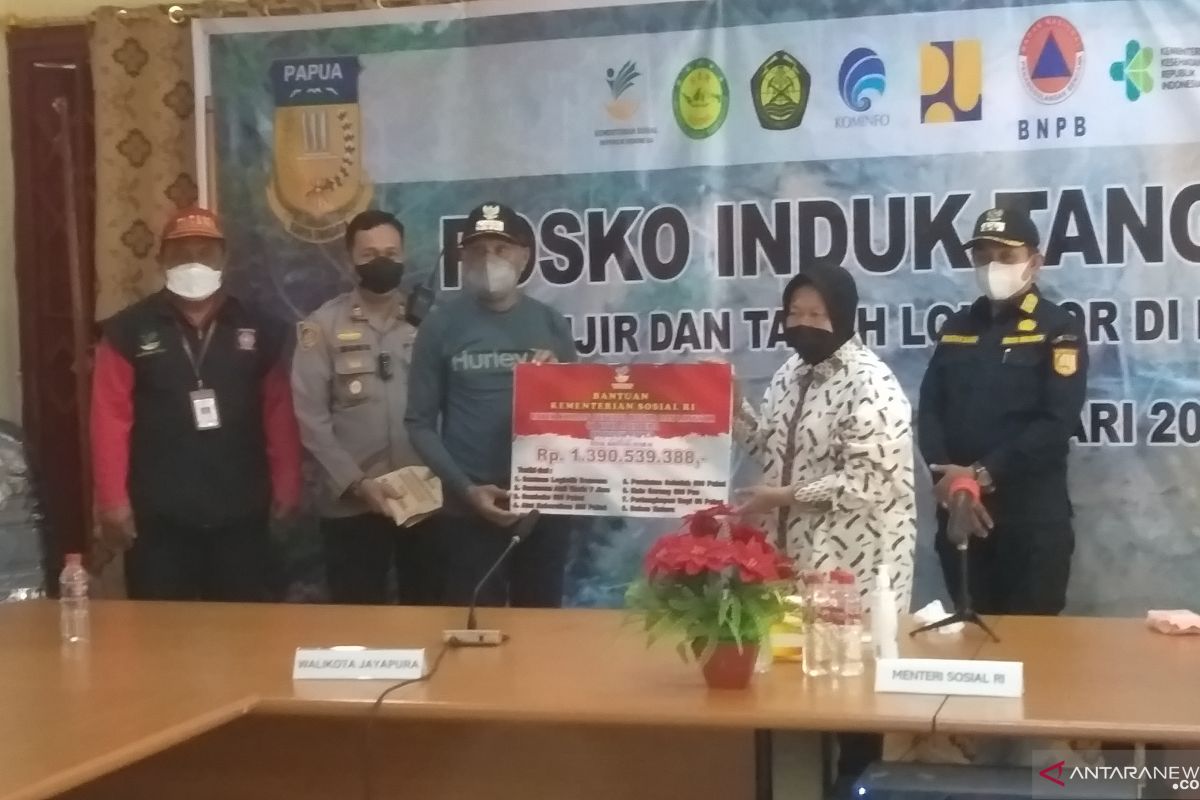 Mensos Risma serahkan bantuan korban banjir di Jayapura