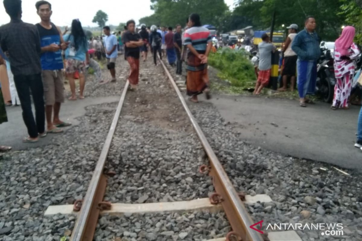 Mobil tertabrak KA Logawa sebabkan empat orang  tewas