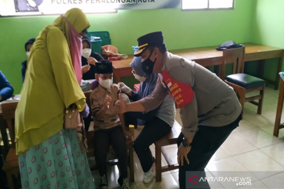 Polres Pekalongan Kota alihkan perhatian anak saat divaksin