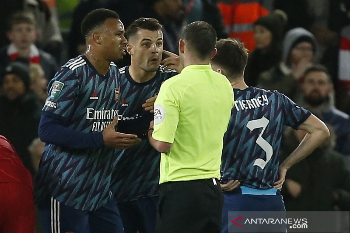 Sepuluh pemain Arsenal sukses imbangi Liverpool