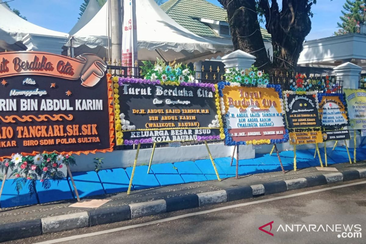 Karangan bunga ucapan duka wafatnya Wali Kota Baubau AS Tamrin warnai depan Rujab