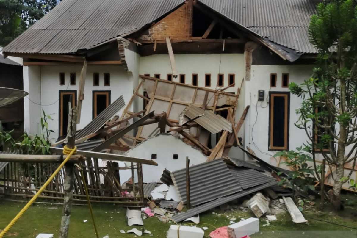 Kepala BNPB tinjau lokasi terdampak gempa bumi di Banten