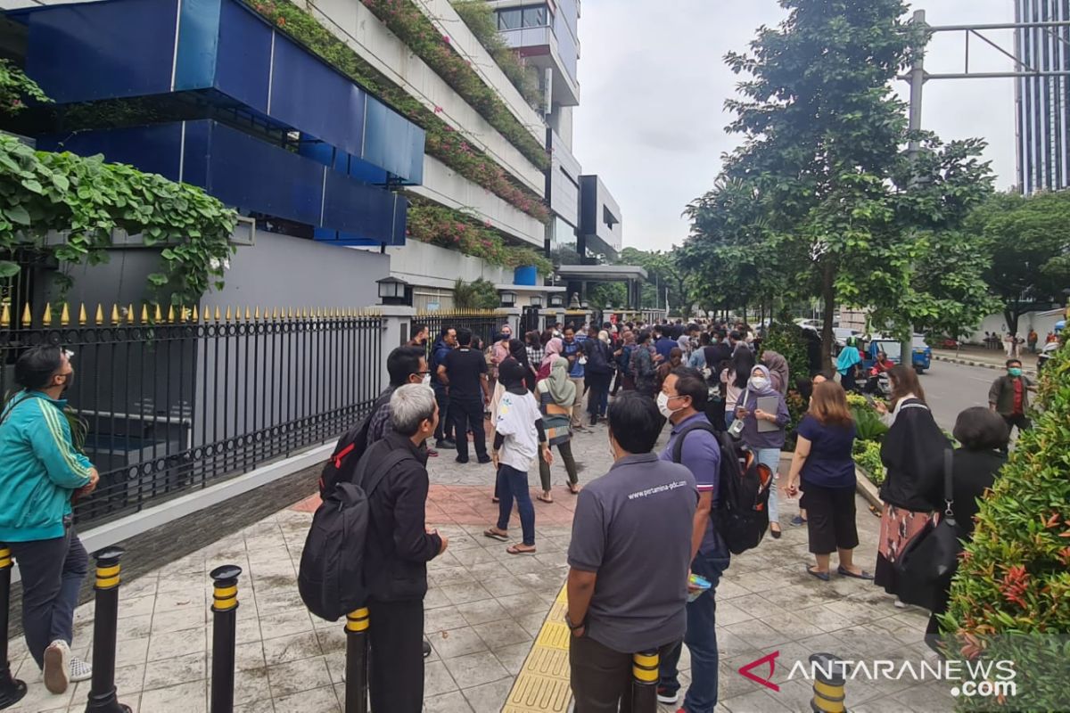 Karyawan di Wisma Antara Jakarta berhamburan keluar gedung saat gempa 6,7