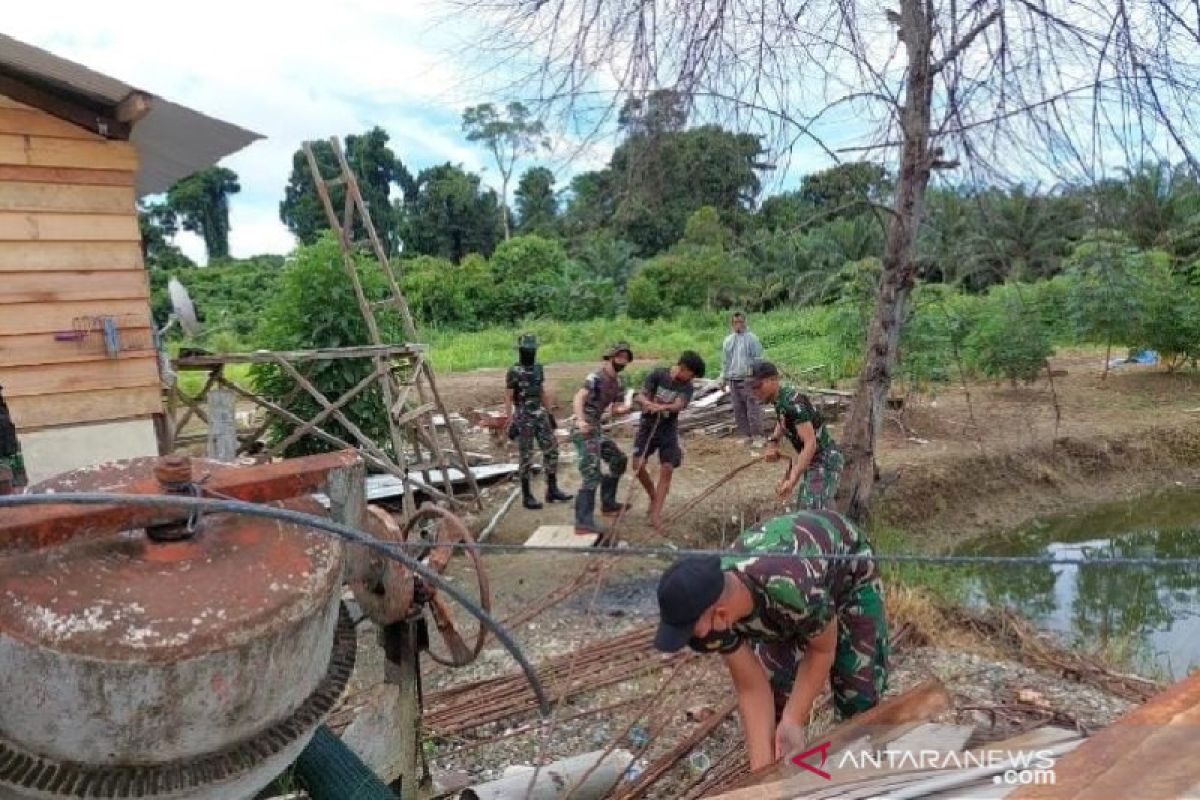 Satgas Yonif 711 bersama warga perbatasan RI-PNG bangun rumah ibadah