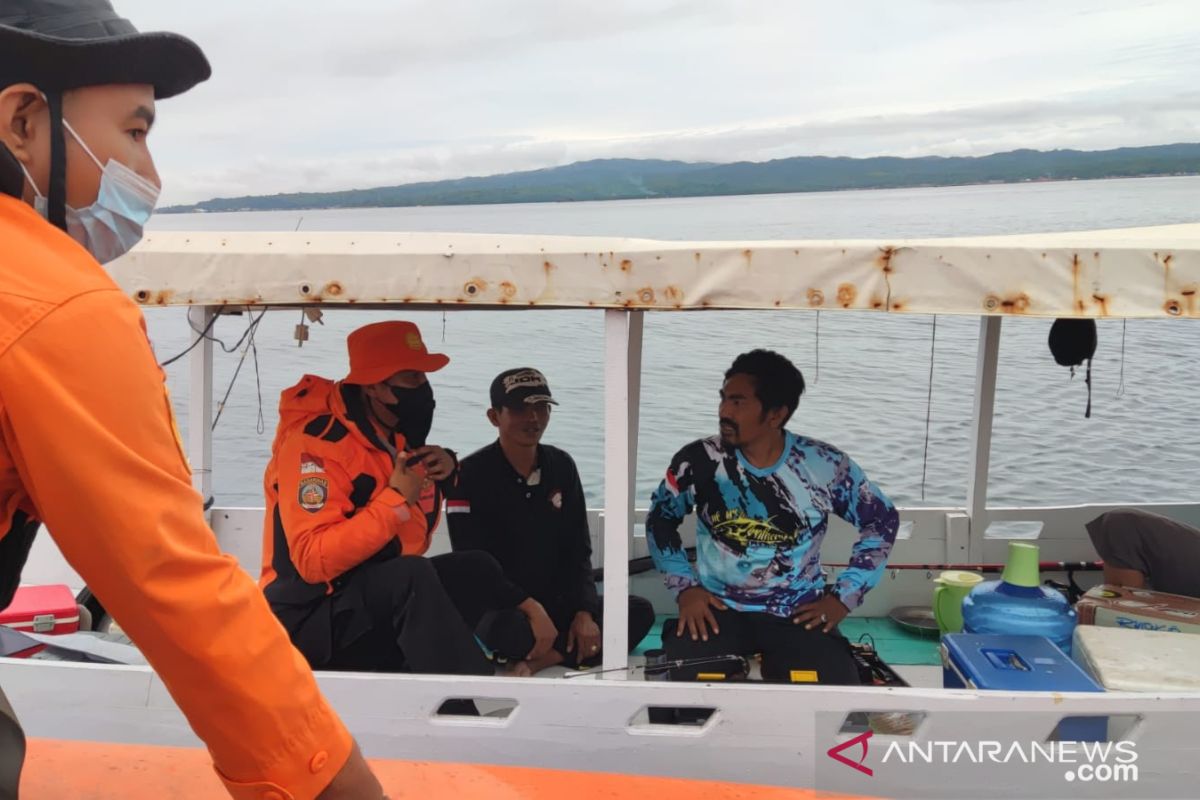 Basarnas evakuasi nelayan yang mesin kapalnya di Saponda Laut