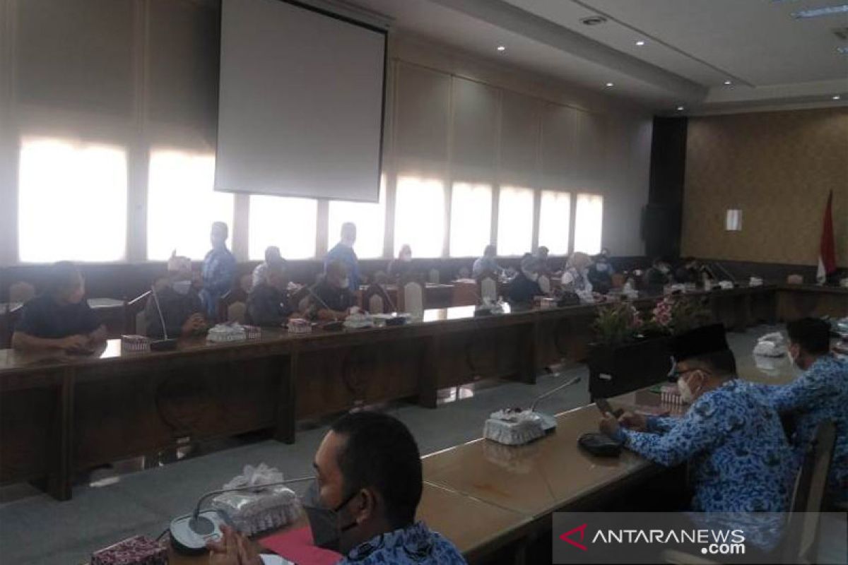 Percepat membahas tiga raperda, DPRD Kalteng bentuk dua pansus