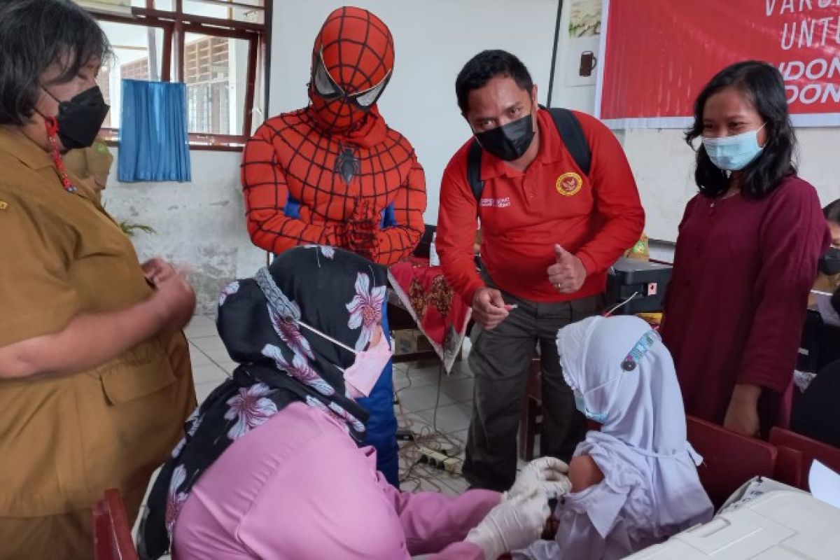 BINDA Sumut hadirkan spidermen saat vaksinasi anak usia 6-11 tahun,  wow anak-anak tidak takut divaksin