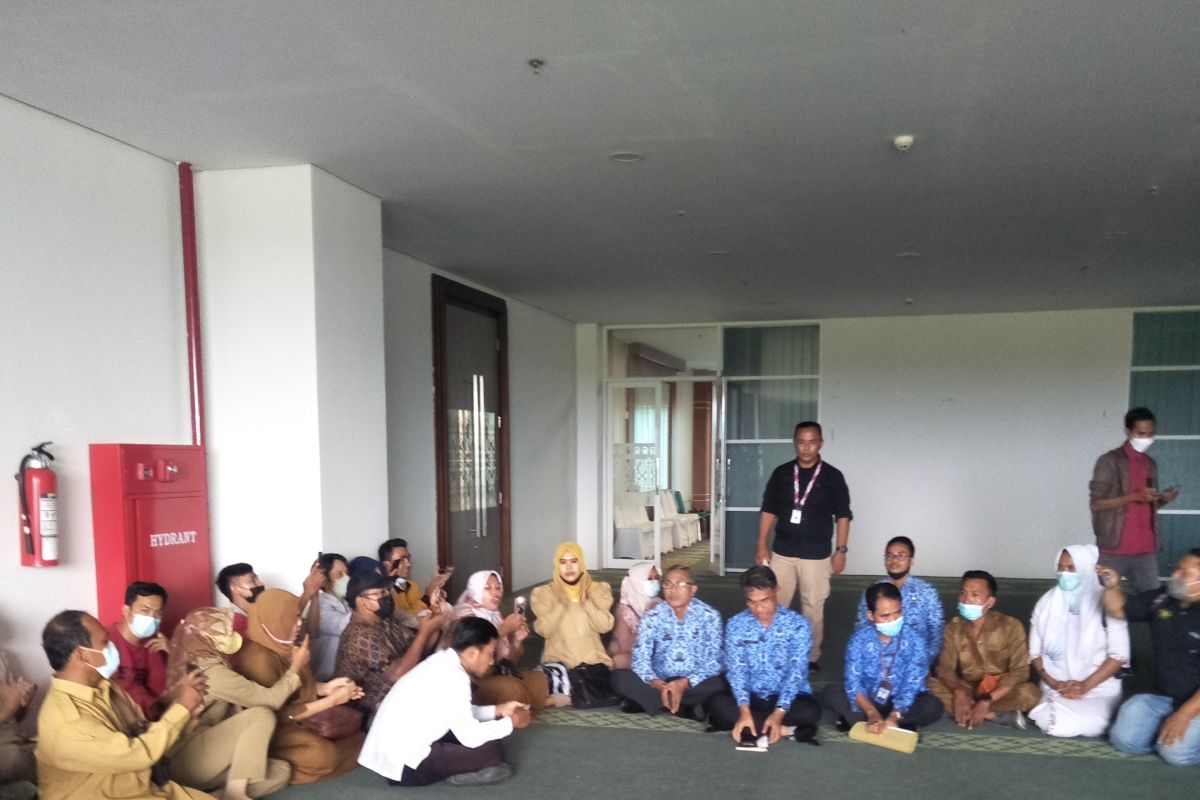 Pemkab Lombok Tengah memenuhi tuntutan nakes non ASN
