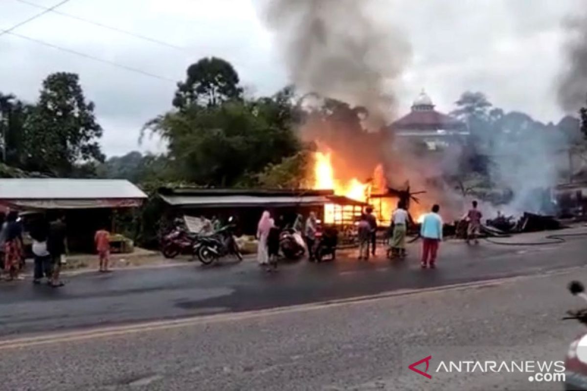 Mobil pengangkut BBM tabrak lima kios di Merangin Jambi