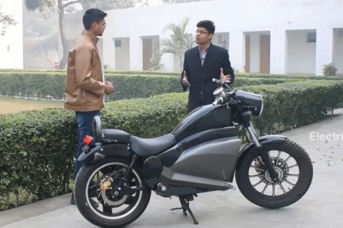 Sepeda motor penjelajah listrik Mazout mengaspal di India