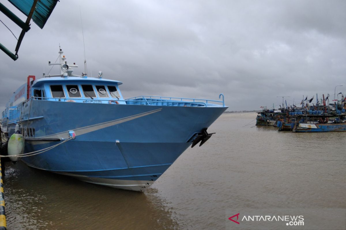 Gelombang tinggi, kapal penyeberangan Jepara-Karimunjawa tidak beroperasi