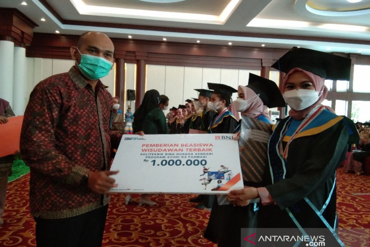 BNI beri beasiswa wisudawan terbaik Politeknik Bina Husada Kota Kendari