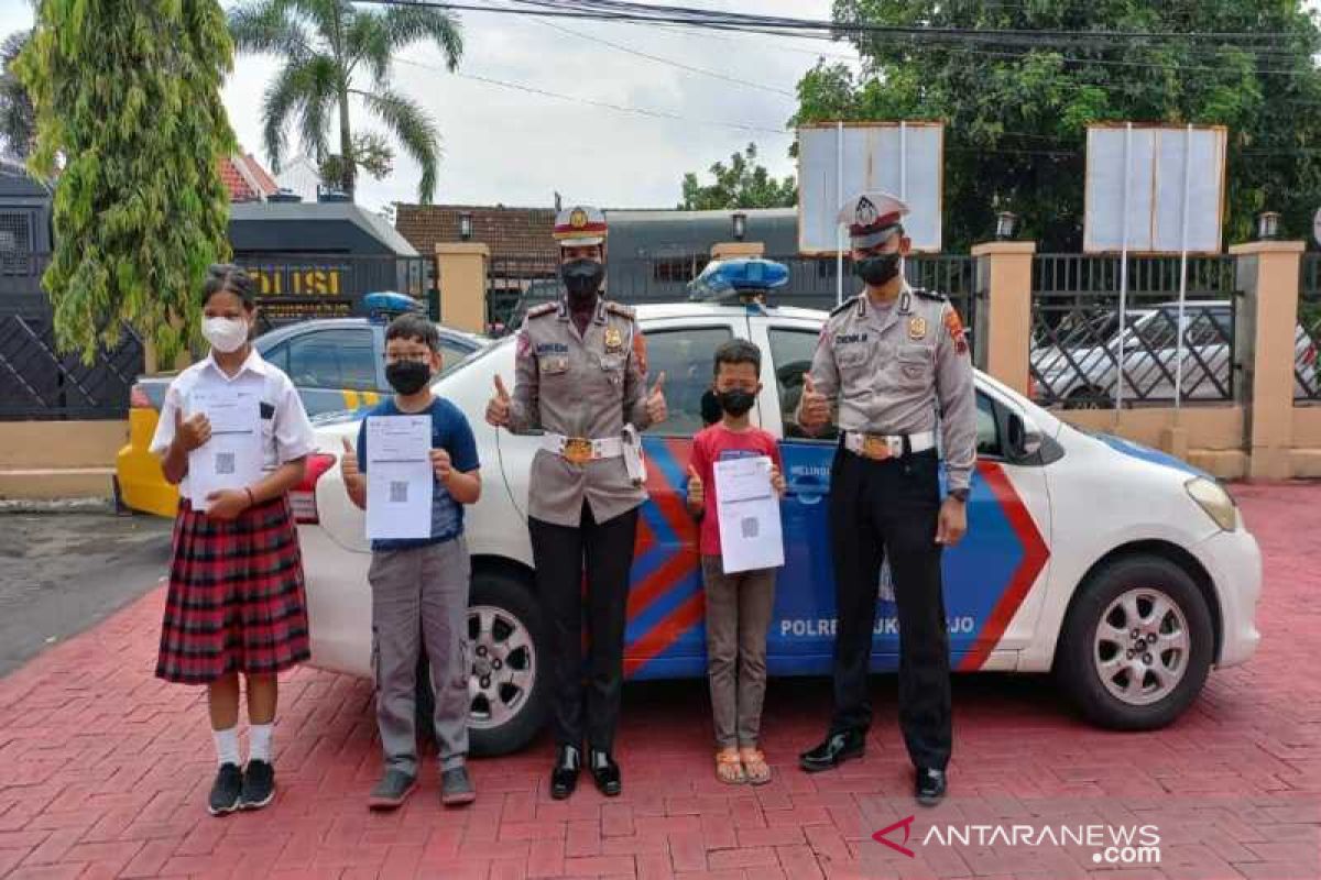 Usai divaksin, Polres Sukoharjo ajak anak naik mobil patroli