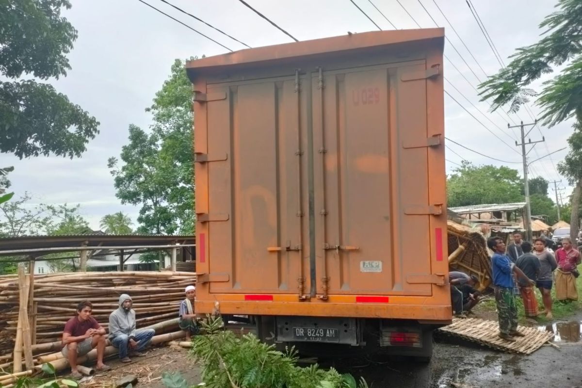 Truk Fuso tabrak pohon di jalan raya Batukliang