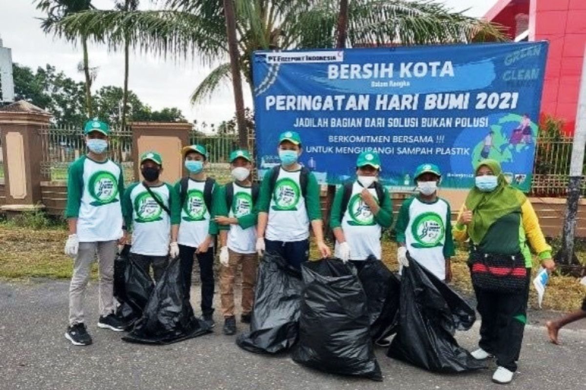 Peserta program alam lestari PTFI dapat pembekalan kampaye lingkungan Tasya Kamila