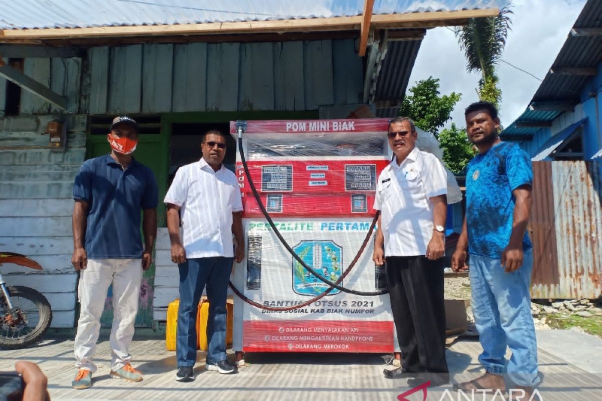 Bupati Biak berikan bantuan pom bensin mini kepada pelaku UKM Papua