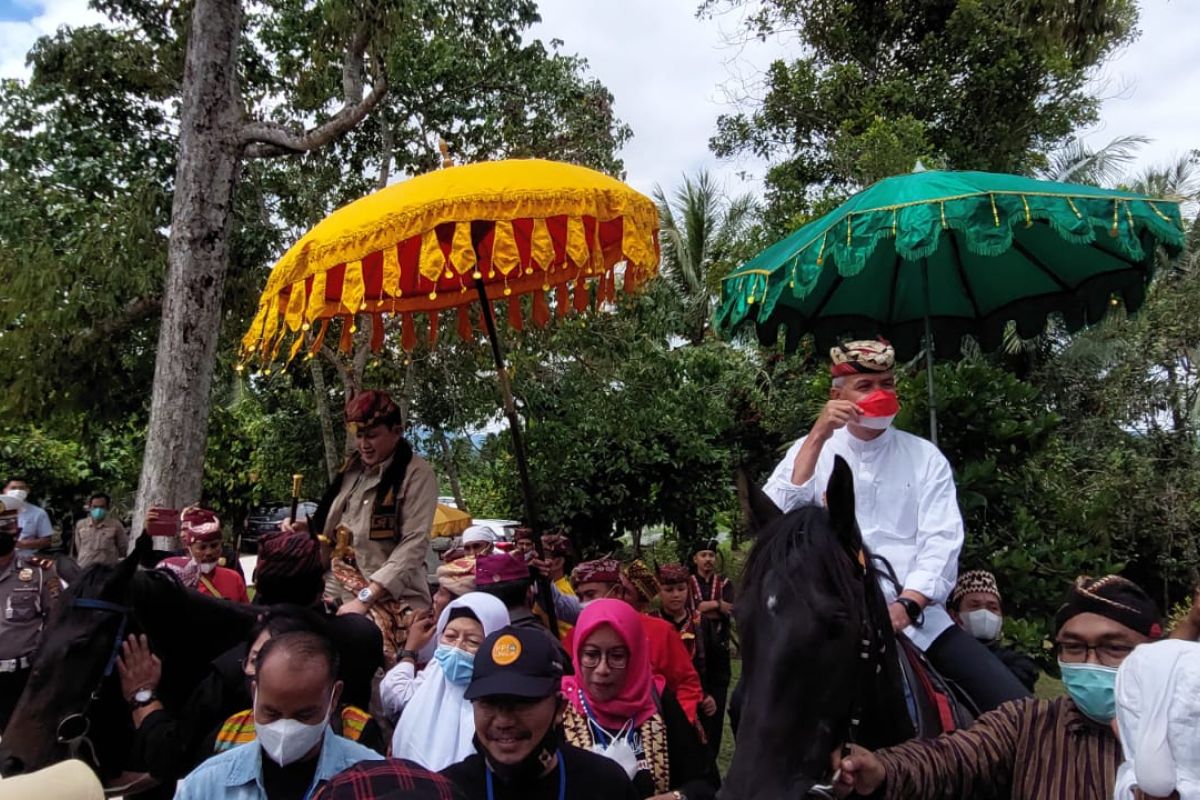 Prosesi adat sampai pemberian pin emas sambut Ganjar Pranowo