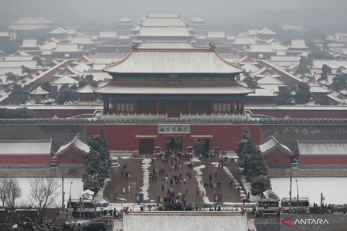 Di tengah guyuran salju, ribuan warga Beijing berbondong daki puncak Jingshan