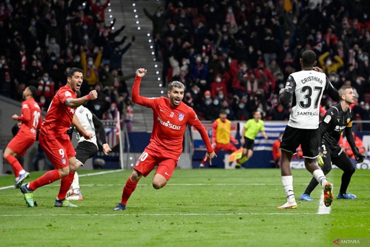 Liga Spanyol-Sempat tertinggal dua gol, Atletico balik kalahkan Valencia 3-2