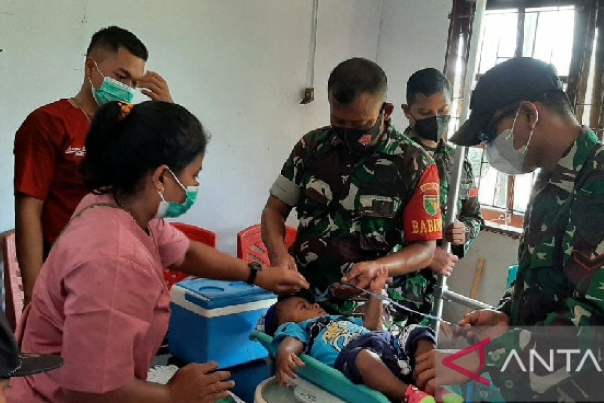 TNI bantu layanan kesehatan di Posyandu warga Jita Mimika