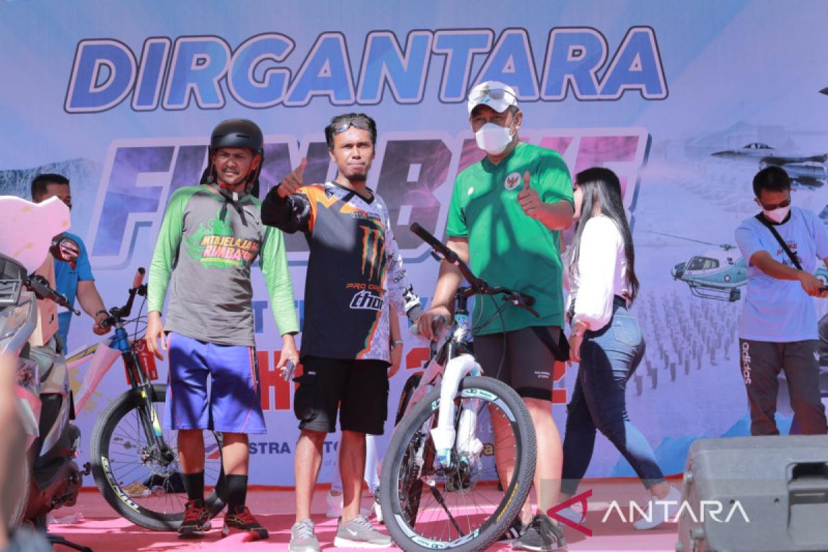 Kapolda NTB turut memeriahkan Dirgantara Fun Bike dalam rangka HUT TNI AU ke-76