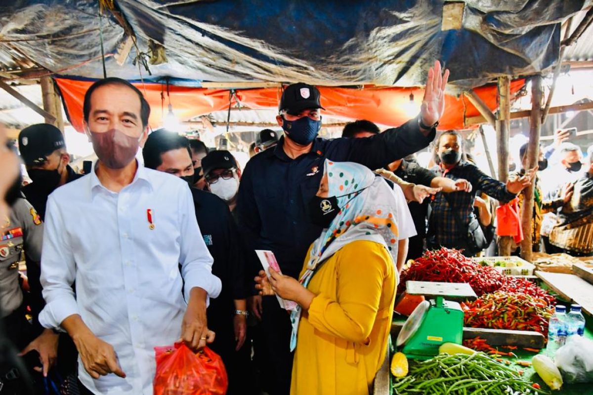 Presiden Jokowi beri tambahan modal bagi pedagang di Pasar Baru Tanjung Enim