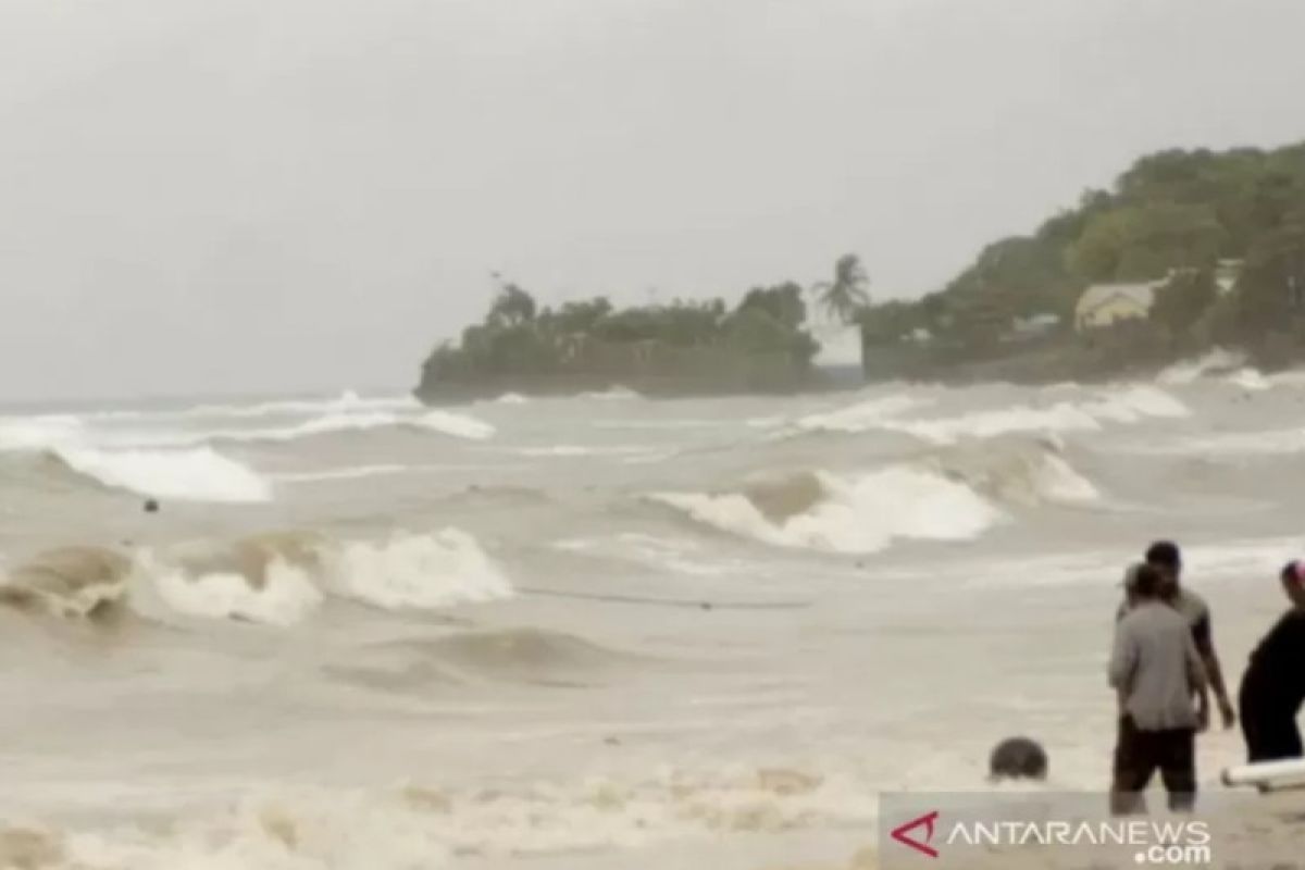 Gelombang laut hingga empat meter landa wilayah selatan NTT