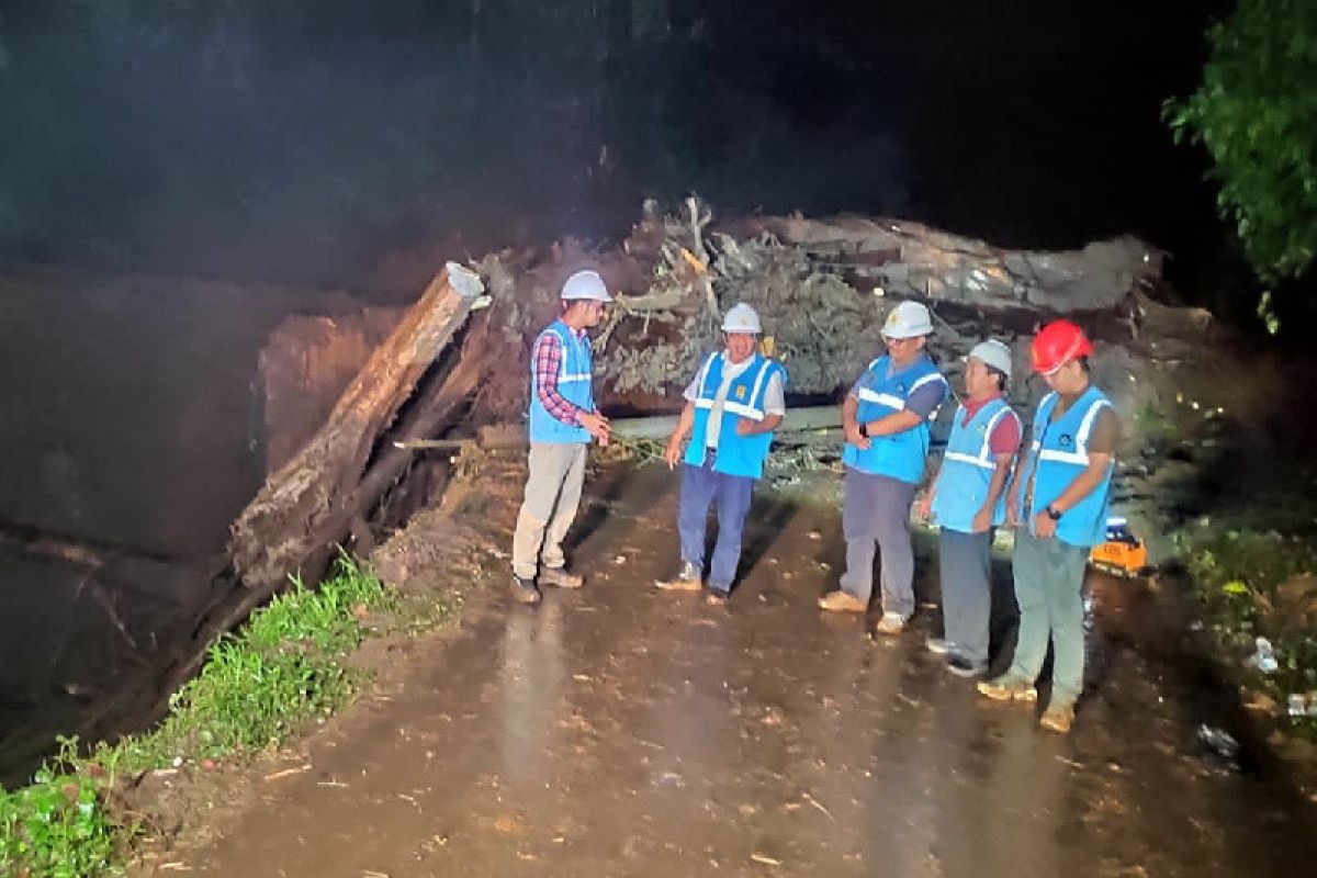 Meski terkendala jalan putus, PLN berhasil normalkan listrik di Pekalongan