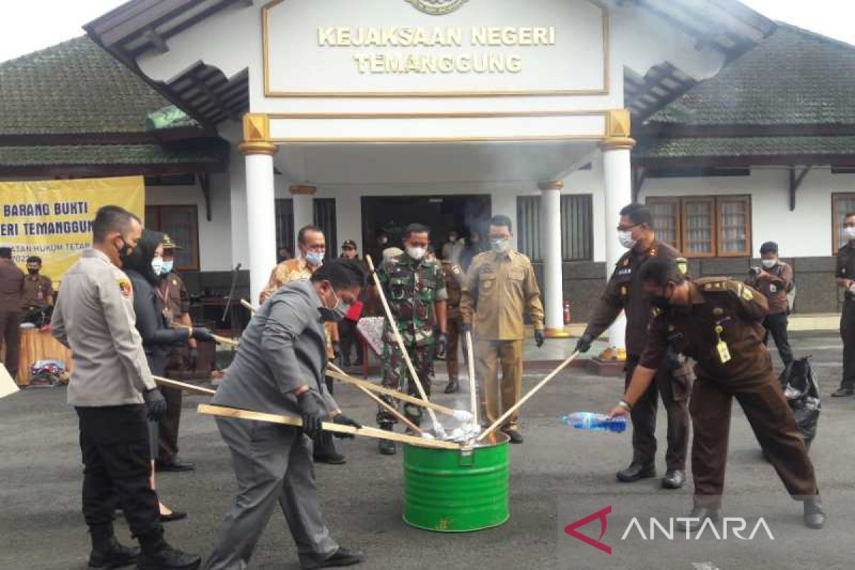 Kejari Temanggung musnahkan barang bukti tindak pidana