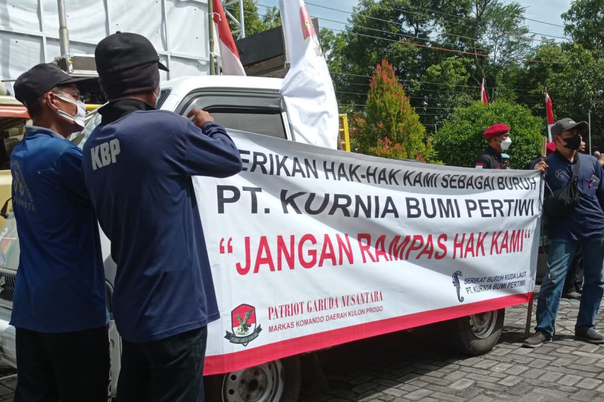 Buruh arang briket berunjuk rasa di DPRD Kulon Progo