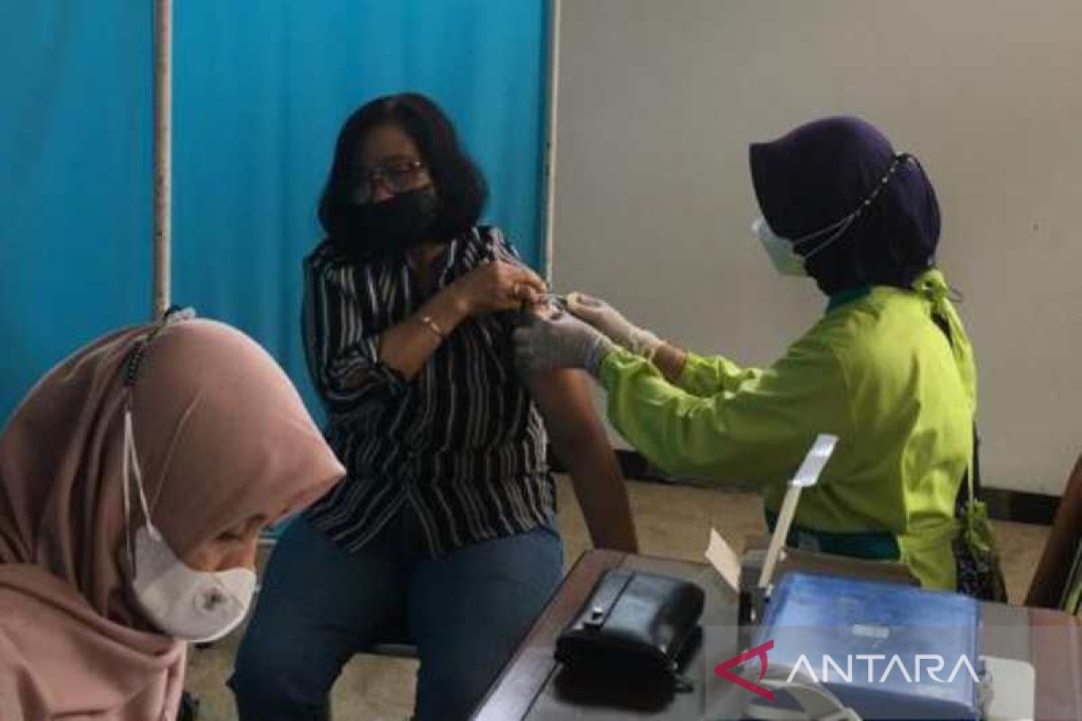 Anggota DPRD Temanggung disuntik vaksin penguat