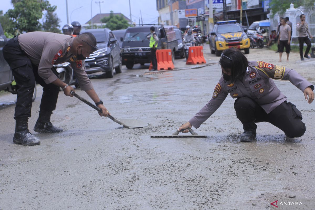 Polisi di Kupang tambal jalan berlubang cegah lakalantas