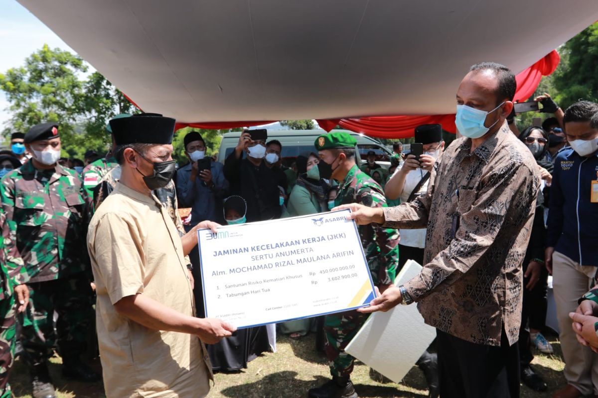 Asabri serahkan santunan tiga prajurit yang gugur  setelah baku tembak dengan KKB di Puncak Papua