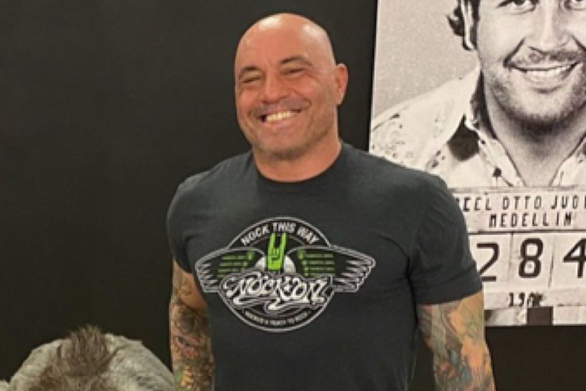 Joe Rogan buka suara soal misinformasi COVID-19 di Spotify