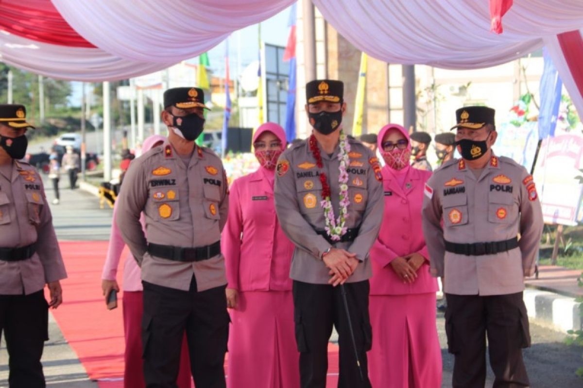 Kapolda Kaltara baru disambut Tarian Adat dan Tradisi Pedang Pora