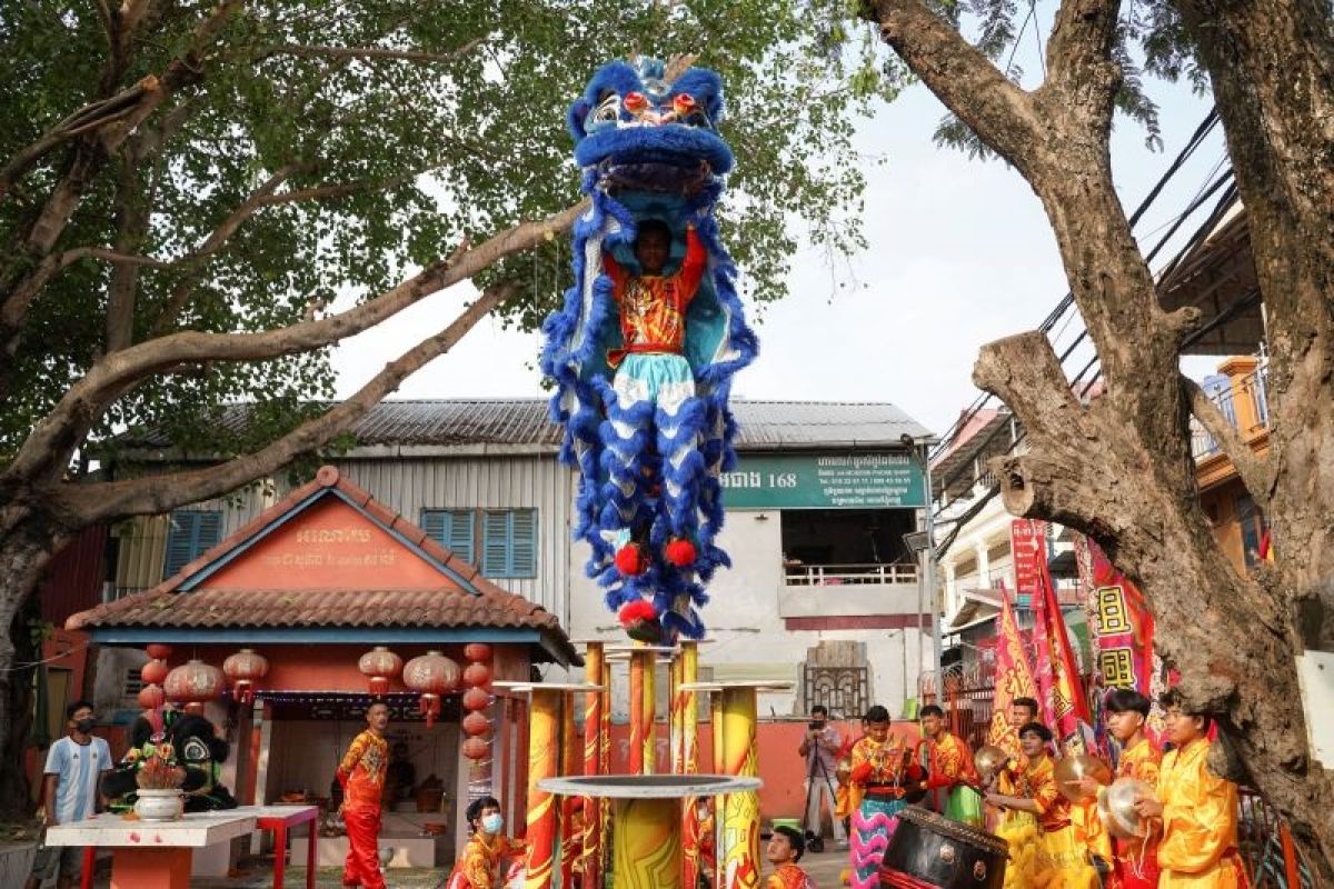 Penari barongsai Kamboja tetap beraksi di tengah pandemi COVID-19