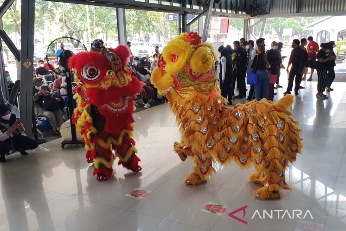 Atraksi barongsai hibur calon penumpang di Stasiun Tawang