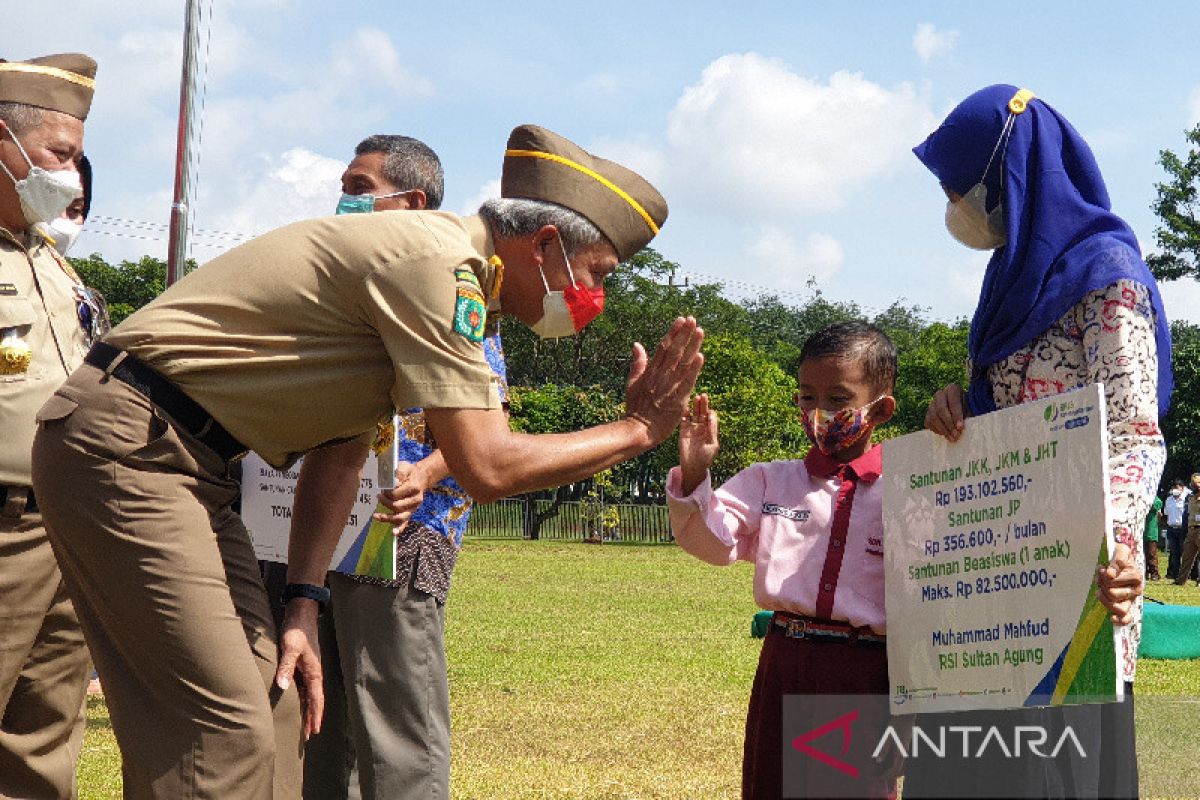 Bulan K3, BPJS Ketenagakerjaan serahkan empat santunan